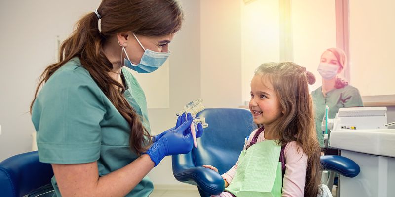 Стоит ли вести ребенка к стоматологу, если у него ничего не болит и нет никаких видимых проблем с зубами?!