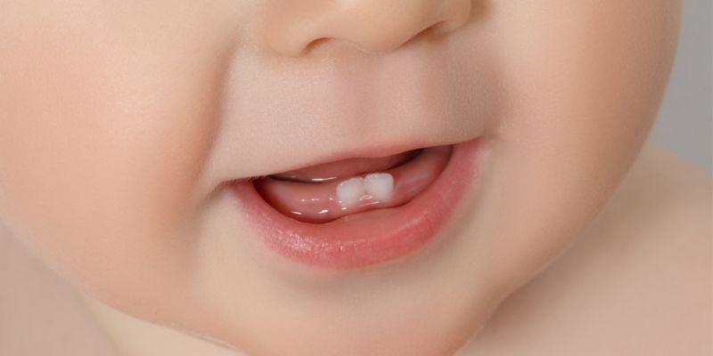 Особенности прорезывания зубов у грудничка. Сроки прорезывания. Симптоматика и рекомендации.